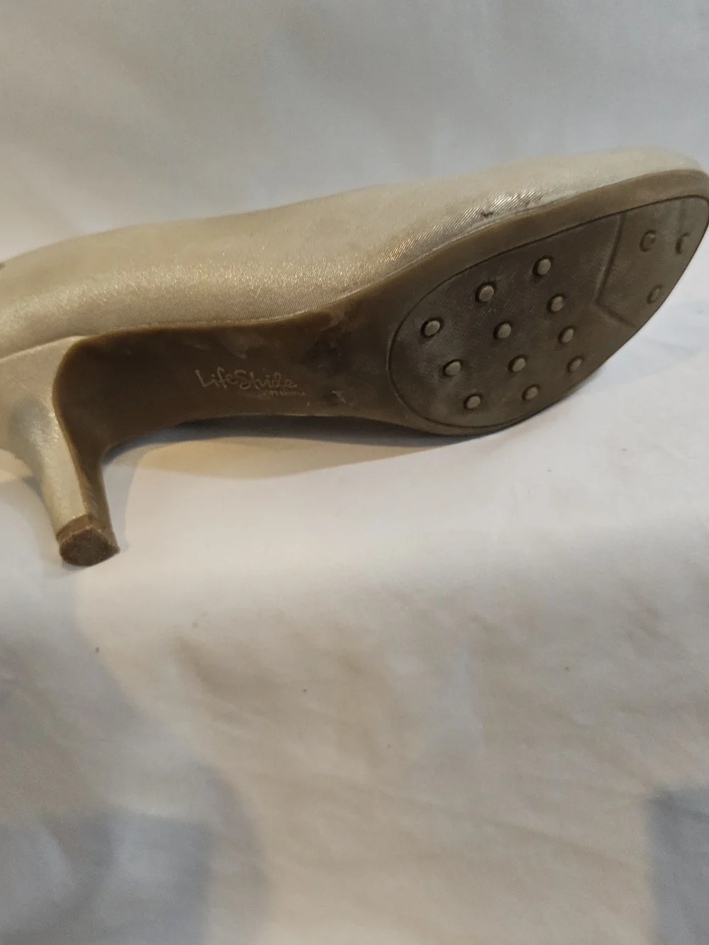 Life Stride Soft System Size 7W Champagne Shimmery Mid-Heel Pump